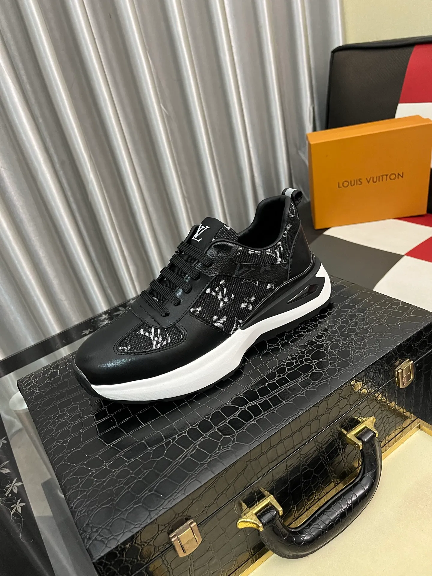 Men's shoes 💰458⌚️⌚️《Louis vuitton/LV Louis Vuitton》original quality.~ Unique modern style sneakers. 🏃A must-have casual shoe for trendy men😍😍 Original brand imported from Italy, imported original leather, cowhide lining (refuses to discolor and grind feet) sole: original sole provided by the original factory, French lazy style design ⚠️Fit to the feet, original quality, super comfortable original sole. Code number: 38-442️⃣Colors available
